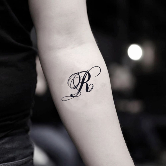 Σχέδια τατουάζ με γράμμα R στο χέρι