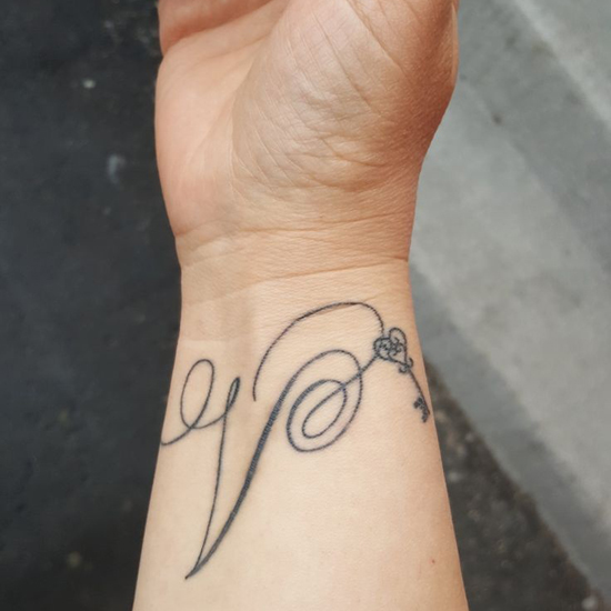 V Σχέδια τατουάζ γράμμα στο χέρι