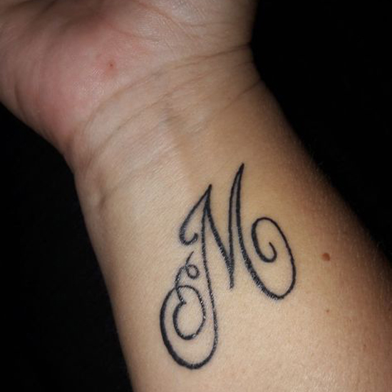 M Letter Tattoo -mallit käsillä