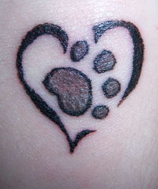 Τατουάζ χεριών με σχέδιο καρδιάς