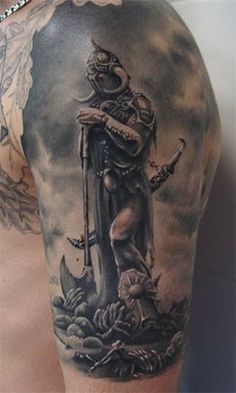 Keskiaikainen soturi -tatuointitaide aseilla