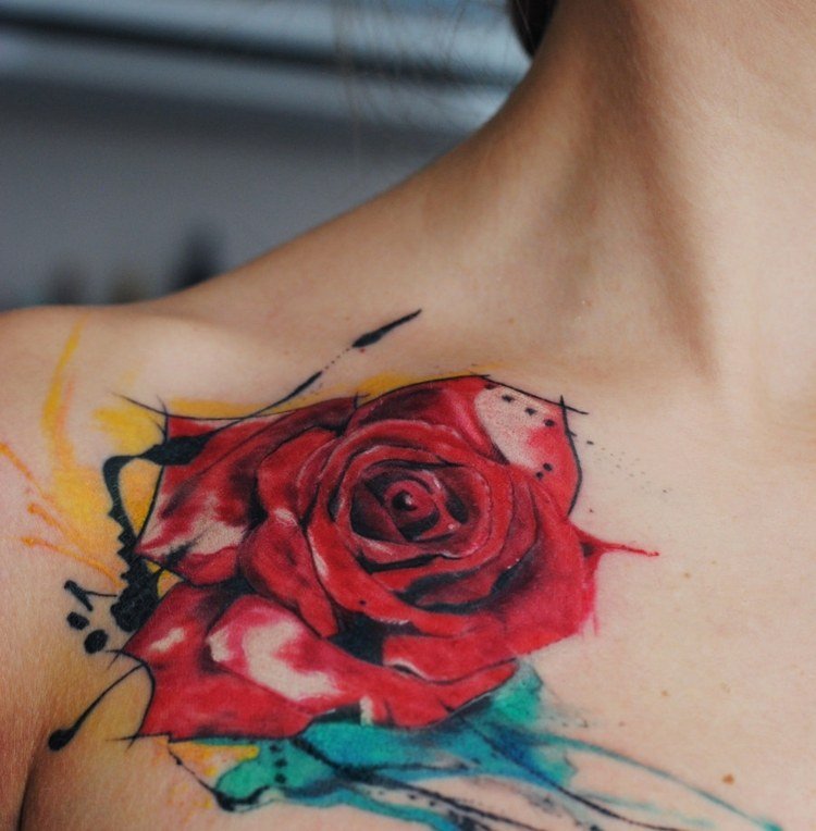Blomma-tatuering-mönster-axel-rosor-kvinnor-akvareller