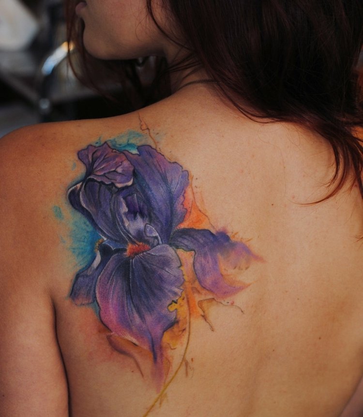 Blomma-tatuering-motiv-bak-axel-blad-akvarell