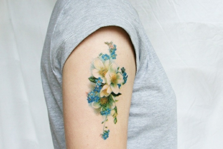 Blomma-tatuering-mönster-överarm-kvinnor-akvarell