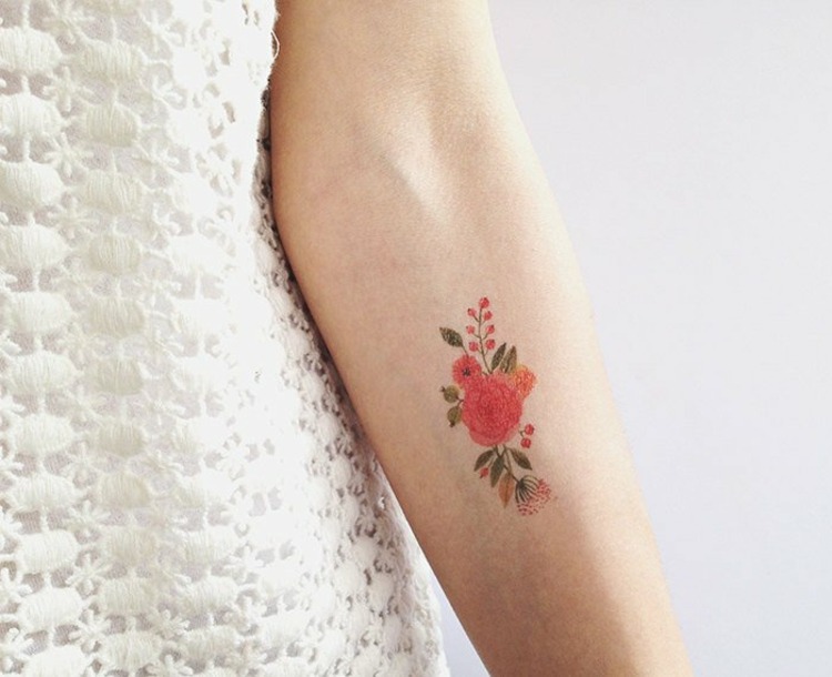 Blomma tatuering designer underarm kvinna