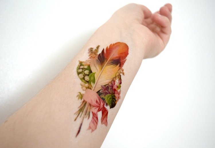 Blomma tatuering idéer arm fjäder kvinnor