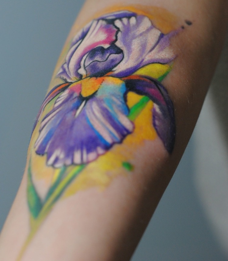 Blomma-tatuering-motiv-akvarell-teknik-kvinnor-arm