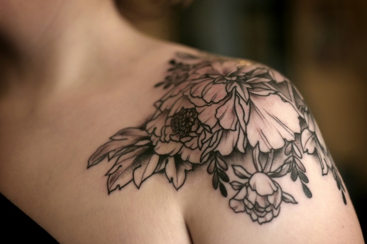 Blommor-tatuering-design-idéer-axel-svart