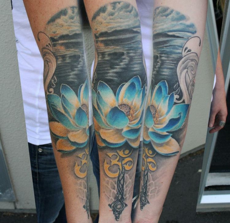 Blomma-tatuering-motiv-Lotus-helärm