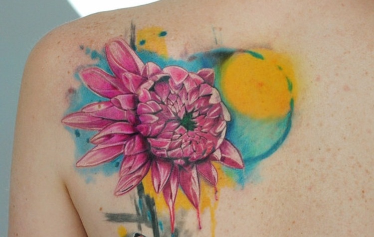 Blomma-tatuering-motiv-Pusterblume-solros-axelblad