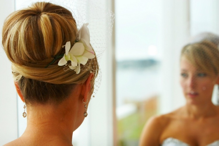bröllop idé dekoration hår orkidéer vit bulle