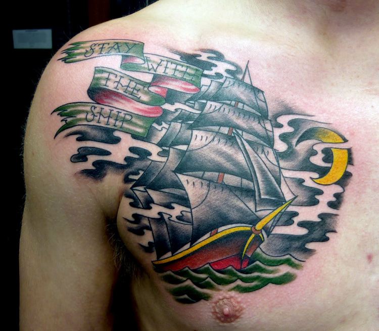 Brösttatuering -motiv-tatueringar-oldschool-sjöman-piratskepp