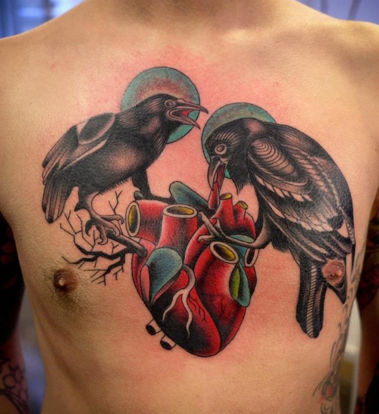 Brösttatuering -motiv-tatuering-old-school-korp-hjärta