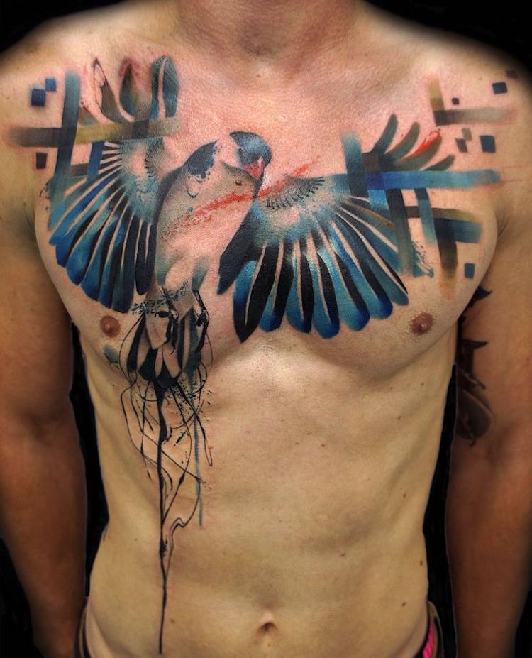 bröst-tatuering-motiv-tatuering-svälj-blå-akvarell