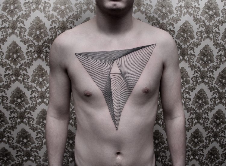 bröst-tatuering-motiv-tatuering-minimalistisk-linjär-svart