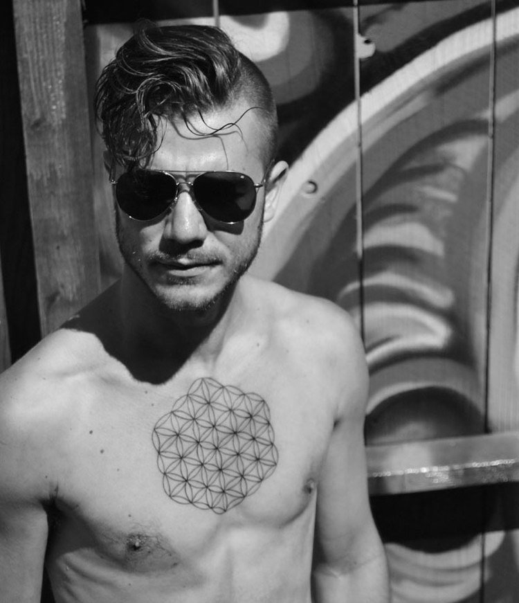 bröst-tatuering-motiv-tatuering-linjär-geometrisk-mandala