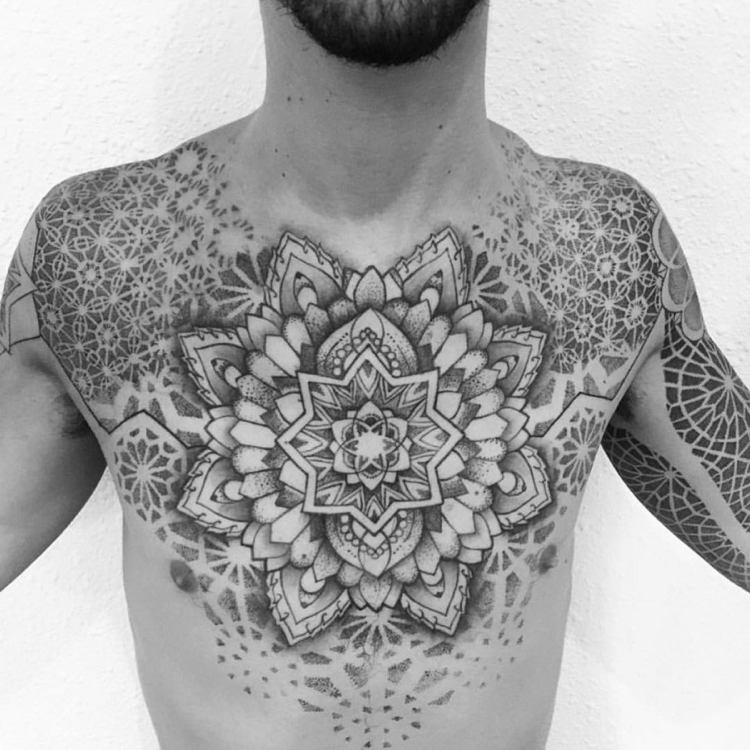 bröst-tatuering-motiv-tatuering-svarta-prickar-mandala