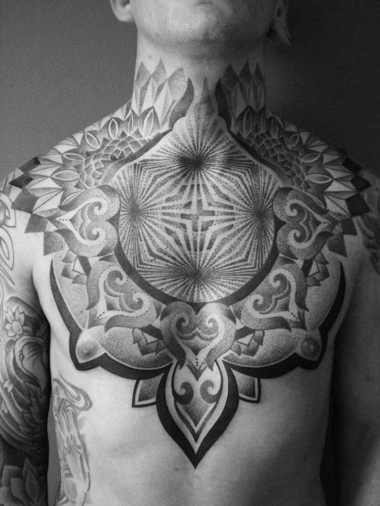bröst-tatuering-motiv-tatuering-geometriska-prickar-nyanser