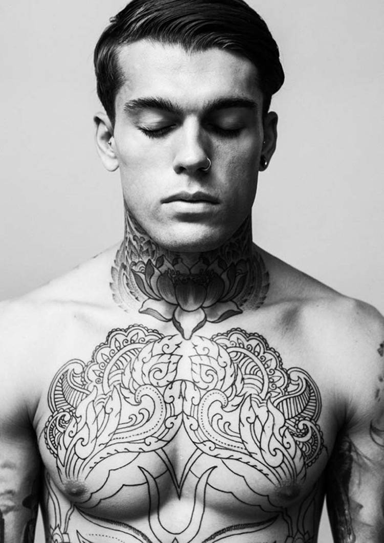 bröst-tatuering-motiv-tatuering-svart-mandala-minimalistisk