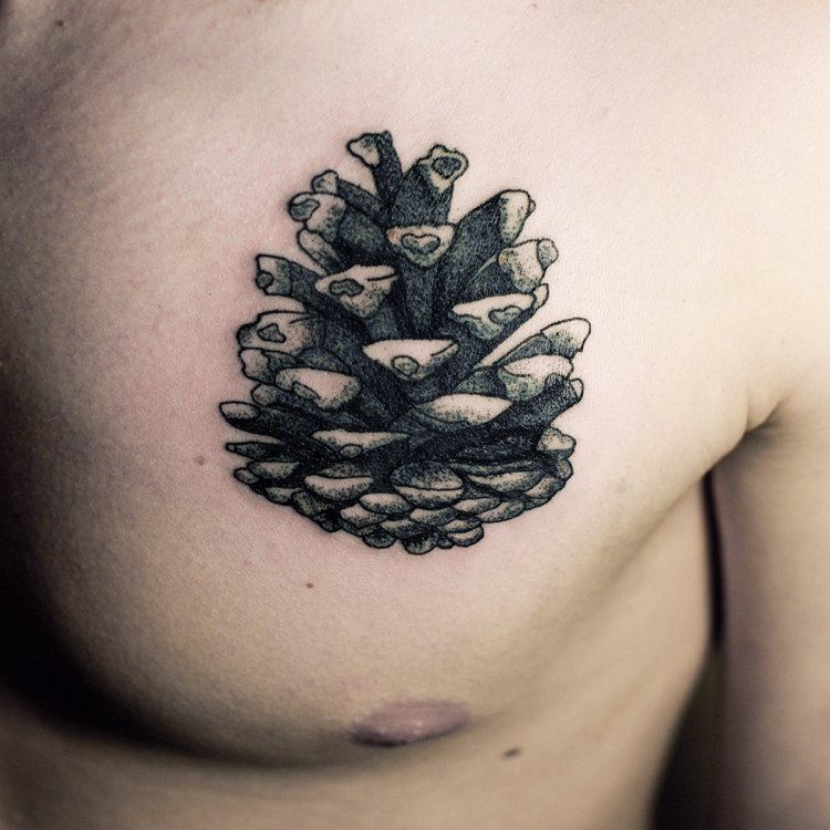 bröst-tatuering-motiv-tatuering-realistiska-kottar-svart-vit