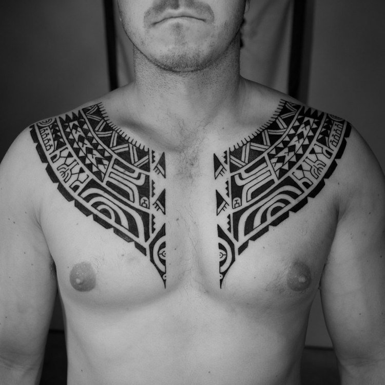 bröst-tatuering-motiv-tatuering-svart-maori-polynesien