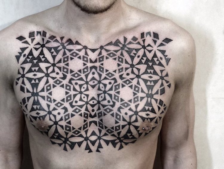 bröst-tatuering-motiv-tatuering-geometriska-prickar-mandala