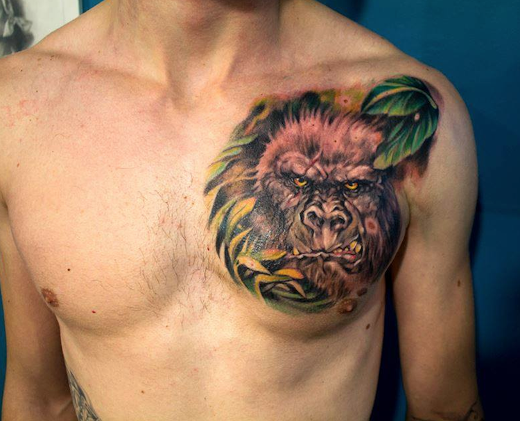bröst-tatuering-motiv-tatuering-djur-djungel-gorilla