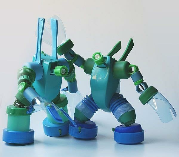 Barnleksaker robotar gamla plastflaskor