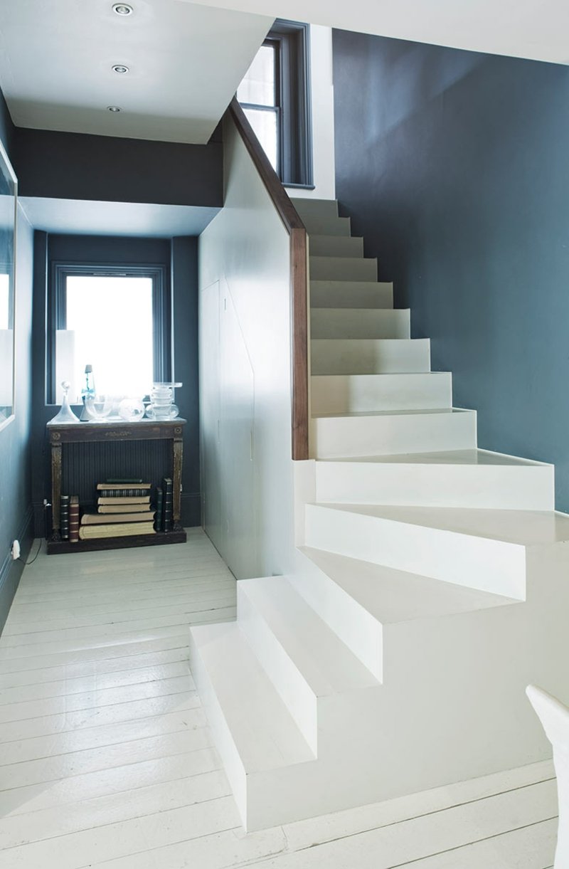 levande idéer för korridoren moderna shabby blågrå mörka trappor vitt sidobord