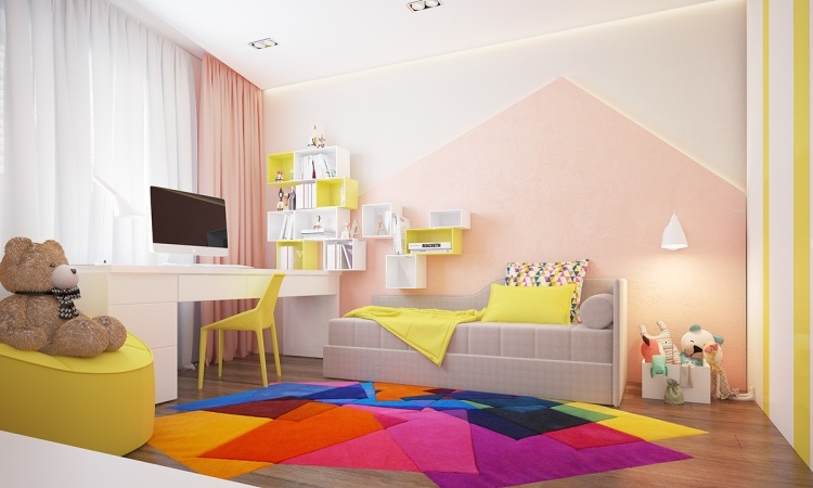 vägg-färger-idéer-barnrum-maodchen-vit-rosa-matta-färgglada-gosiga leksaker