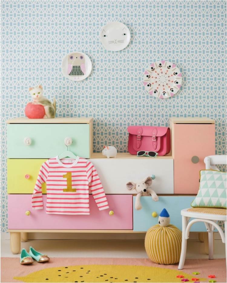 väggfärger-idéer-barnrum-mönstrade-babyblå-vit-byrå-lådor-dekorativa-gosedjur