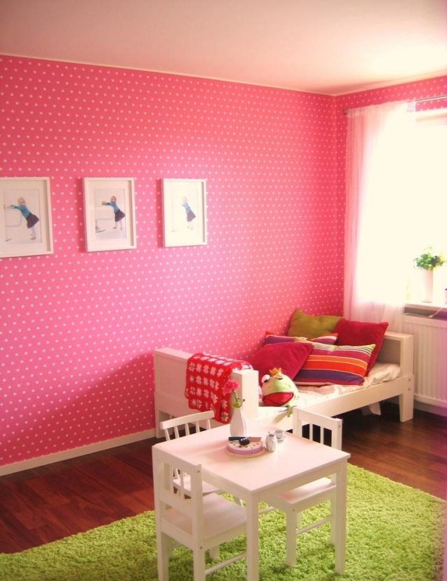 väggfärger-idéer-barnrum-tjej-rosa-prickad-grön-matta