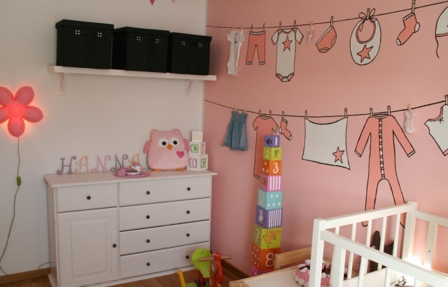vägg-färger-idéer-barnrum-tjejer-rosa-baby-kläder-deco-vita-möbler