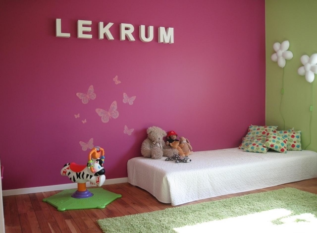 väggfärger-idéer-barnrum-flicka-fuchsia-gröna-fjärilar-klistermärken