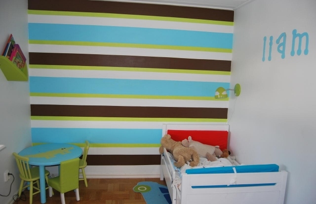 vägg-färger-idéer-barnrum-småbarn-pojke-ränder-aqua-grön-brun