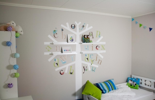 vägg-färger-idéer-barn-rum-pojke-ljus-blå-deco-träd-vägg-hyllor