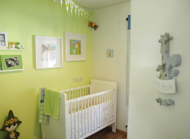 vägg-färger-idéer-barnrum-pojke-äpple-grön-vit-baby-säng