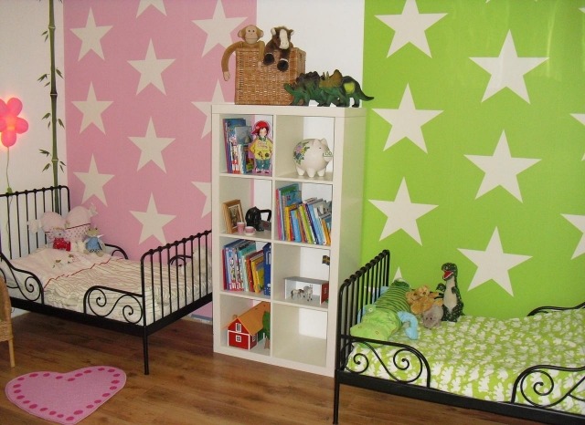 vägg-färger-idéer-barnrum-syskon-rosa-gröna-stjärnor-mönster