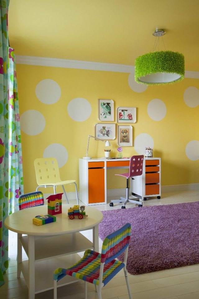 vägg-färger-idéer-barnrum-gul-vita-prickar
