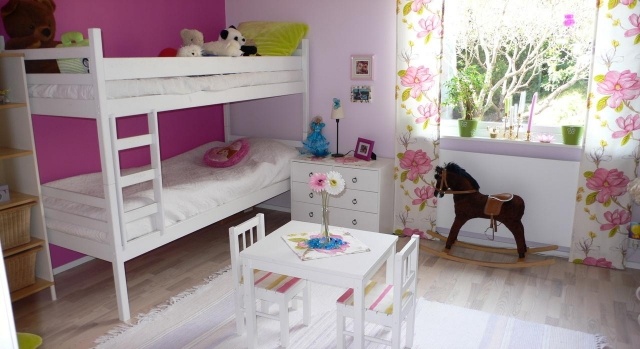 vägg-färger-idéer-barnrum-fuchsia-accent vägg-våningssäng-vita-möbler
