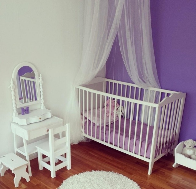 väggfärger-idéer-barnrum-baby-lila-violett-vita-möbler