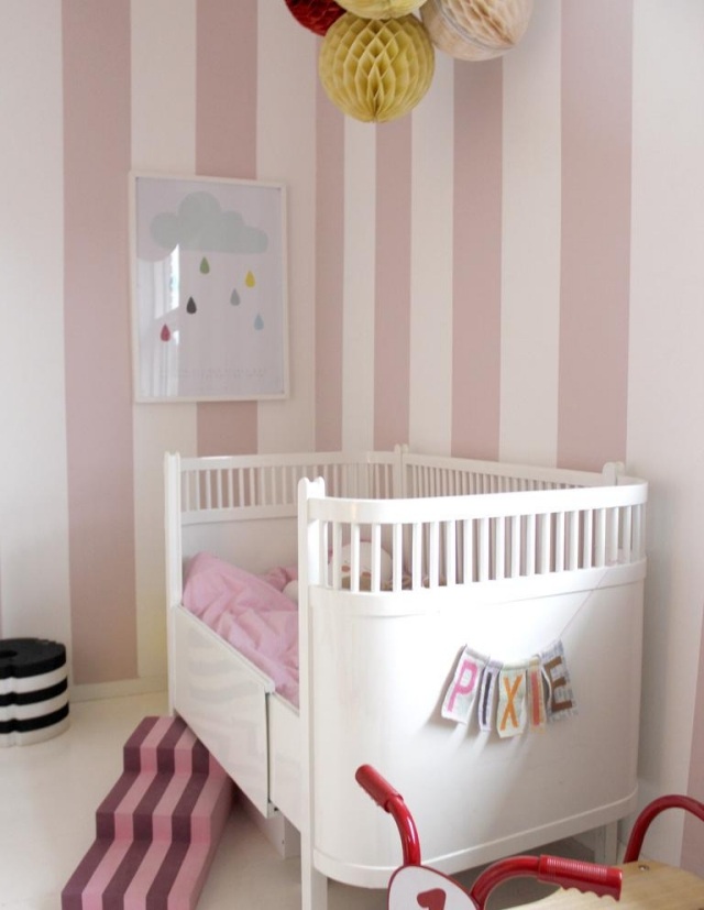 väggfärger-idéer-barnrum-babysäng-rosa-vita-ränder