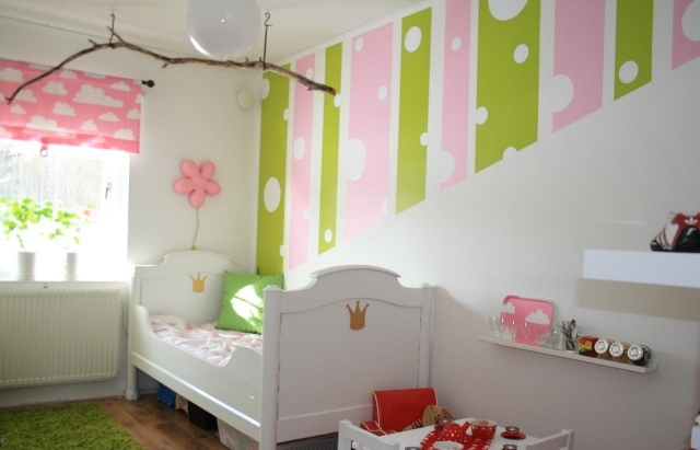 väggfärger-idéer-barnrum-tjejer-grönt-rosa-ränder-prickmönster