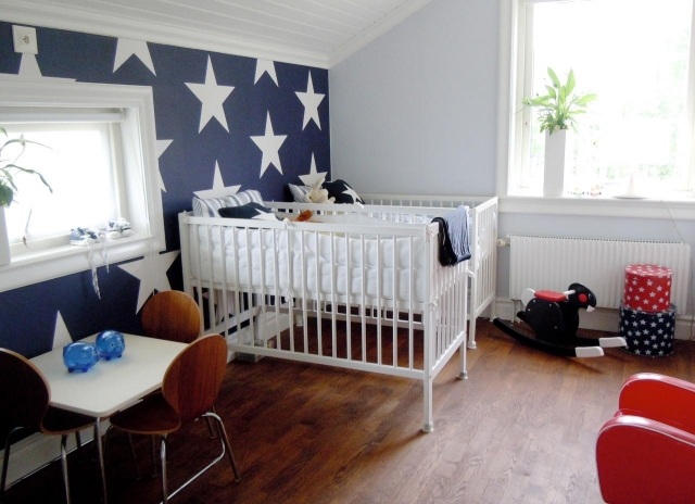 vägg-färger-idéer-barnrum-pojke-marinblå-vita-stjärnor