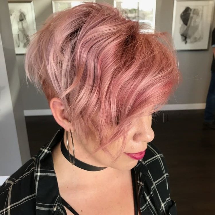 rosa guldfärg för kvinnor med kort hår