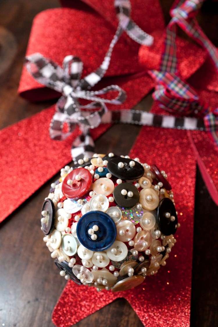 diy-jul-dekorationer-knapp-pin-nål-träd boll