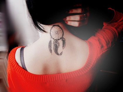 Dreamcatcher Tattoo στο λαιμό