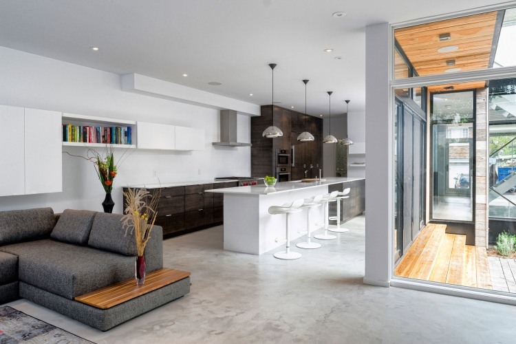 möbleringsidéer-vardagsrum-öppet-kök-modern-grå-marmor-golv-travertin-kök-disk-hängande-lampor-pall-altandörrar