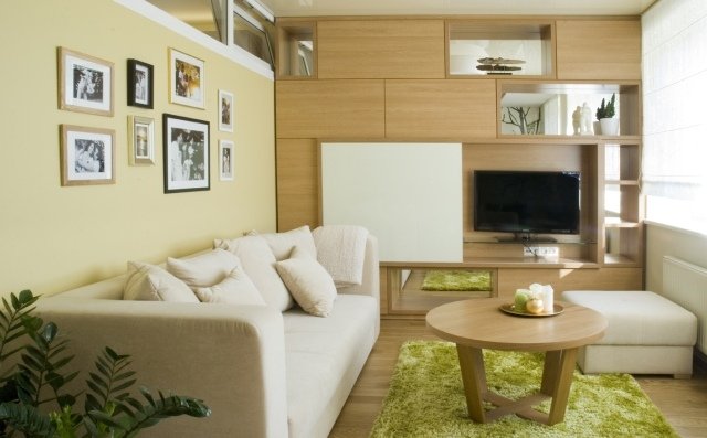 litet vardagsrum-möbler-färger-grädde-pastell-gul-grön-trä-vägg-enhet