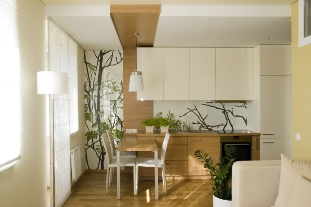 litet-vardagsrum-med-öppet-kök-trä-grädde-kombination-fototapet-grenar-glasplatta